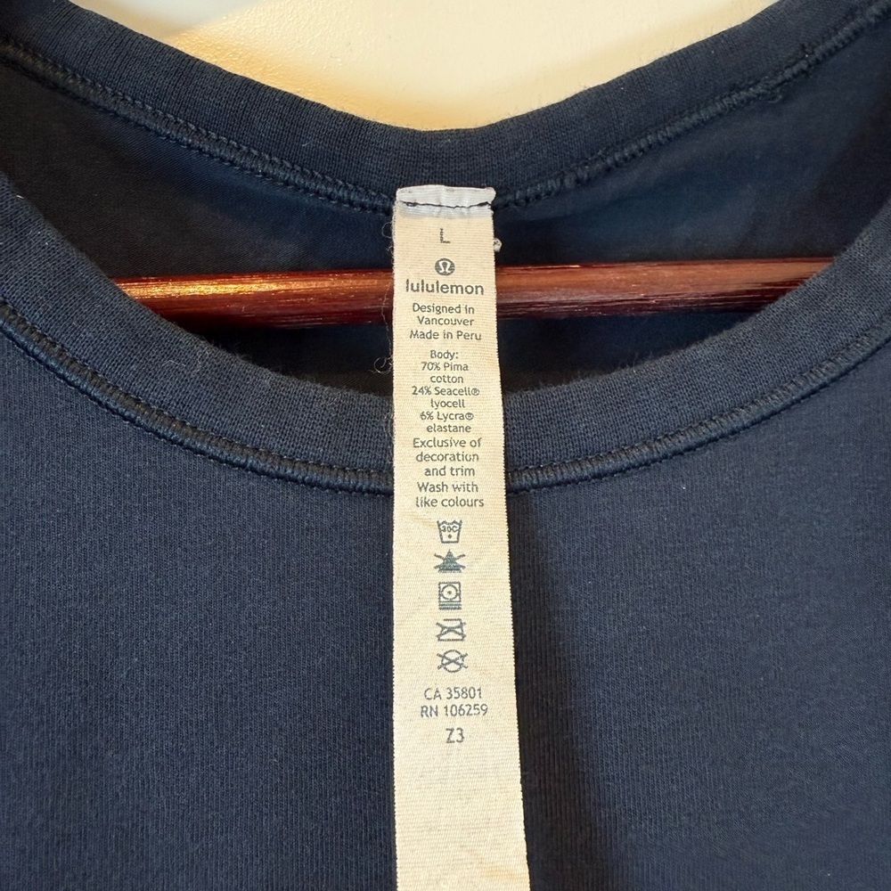lululemon athletica Men’s Dark Blue Breathe Tee - Picture 3 of 5